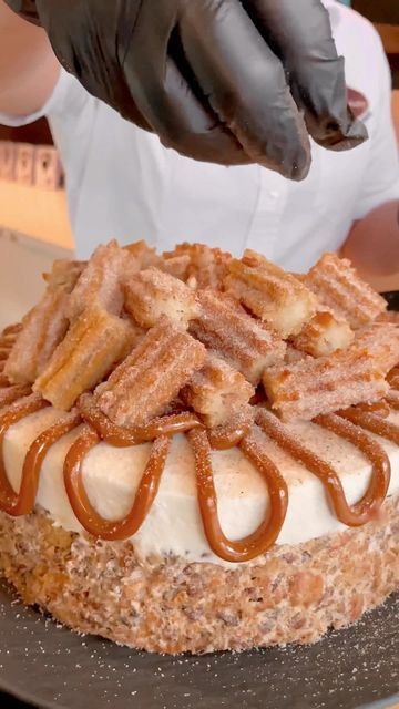 Mexican Elite | Food Blog on Instagram: "❤️CHURRO MOSTACHON❤️ para los que son amantes de los clásicos churros de la temporada😮‍💨 ahora en su versión mostachon, ya conocido y muy esperado todos los años en @donmostachon así que recuerden que es por pedido para que se tomen el tiempo🥳" Churro Cheesecake Decoration, Mostachon Cake Recipe, Cake Food Truck, Mostachon Recipe, Churro Bar, Churro Cake, Cheesecake Decoration, Deserts Cupcakes, Churro Cheesecake