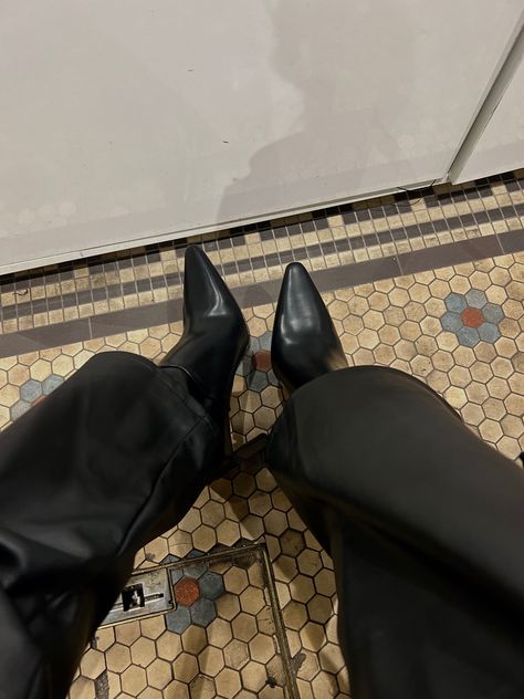 Pointy Ankle Boots Outfit, Black Pointed Toe Boots, Ankle Boots Aesthetic, Black Pointy Boots Outfit, Boots With Leather Pants, Pointy Shoes Outfit, Pointed Shoes Outfit, Pointed Toe Boots Outfit, Point Toe Boots Outfit