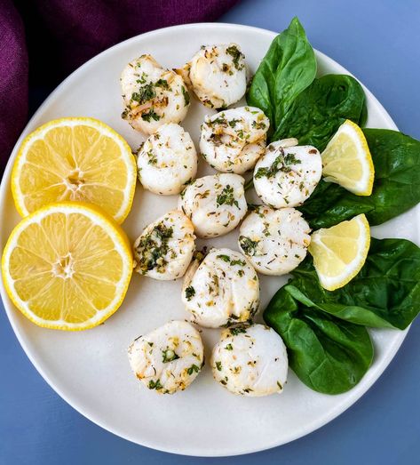 These Easy Air Fryer Scallops are cooked to perfection and seasoned with a lemon herb butter and olive oil sauce. Feel free to use sea or bay scallops and either fresh or frozen in this recipe. Air Fryer Scallops Recipe, Air Fryer Scallops, Ninja Combi, Loaded Baked Sweet Potato, Bay Scallops, Air Fryer Fish Recipes, Deep Fried Recipes, Scallops Recipe, Dried Scallops