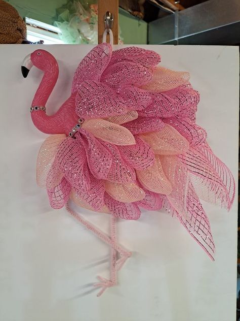 Dollar Tree Flamingo Crafts, Flamingo Crafts For Adults, Diy Flamingo Decor, Pink Flamingo Craft, Flamingo Crafts, Flamingo Decorations, Flamingo Tree, Flamingo Centerpiece, Animal Wreaths