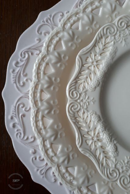 Crockery Design, Set The Table, Antique Dishes, White Dinnerware, China Dishes, White Dishes, White Plates, China Patterns, Beautiful Dishes