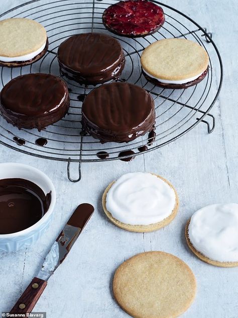 Wagon Wheel Biscuit, Paul Hollywood Recipes, British Baking Show Recipes, British Bake Off Recipes, Great British Baking Show, British Baking Show, Bake Off Recipes, British Cooking, Wagon Wheels