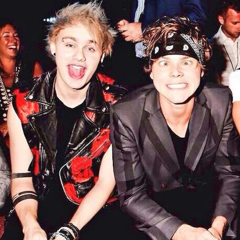 Michael and Ashton Ashton Irwin 2014, Suh Dude, Michael Ashton, 5sos Pictures, Five Seconds Of Summer, Ashton Irwin, Michael Clifford, Calum Hood, 1d And 5sos