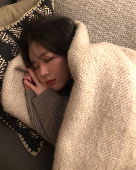 사진 촬영 포즈, Girl Sleeping, January 3, Korean Aesthetic, I Love Girls, Aesthetic Photo, Ulzzang Girl, Aesthetic Girl, Korean Girl