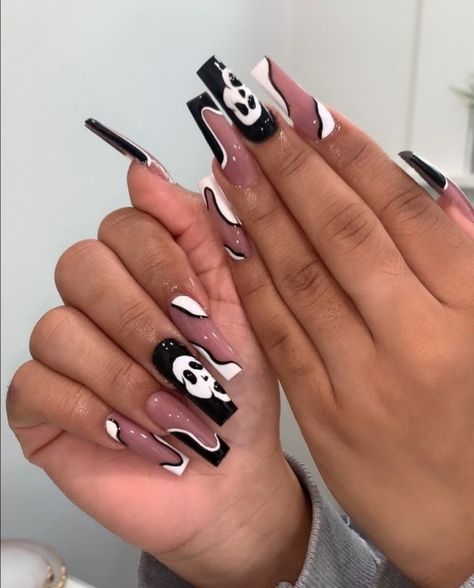 Spooky Nails Black And White, Halloween Nails Scream Face, Scream Nails Short Coffin, White And Black Halloween Nails, Black White Halloween Nails, Halloween Nails Black And White, Halloween Nails Scream, Black And White Halloween Nails, Scream Halloween Nails