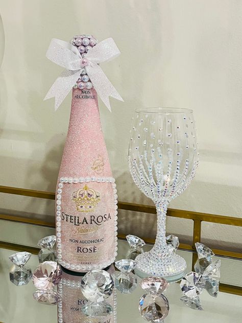 Beautiful hand decorated bottle with sparkling iridescent pink glitter.  Pearl gem border. Stunning pearl detail on the neck. This bottle is sold empty and the gemstone cap is sealed shut. This glam bottle is the perfect addition to your room, a gift, or table centerpiece for your special occasion. This set includes a beautiful iridescent white diamond glass (as pictured). Please contact me if a larger quantity is needed, or with any other questions.  Perfect to use for:  - home decor - bar/rest Wine Bottle Gift Ideas Birthday, Wine Bottle Gift Ideas, Glitter Champagne Bottle Diy, Bottle Gift Ideas, Glitter Champagne Bottles, Glitter Wine Bottles, Sweet 16 Centerpieces, Stella Rosa, Glitter Champagne