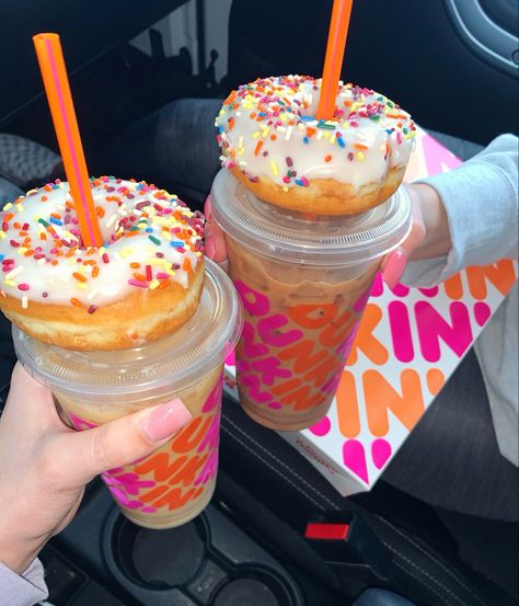 Dunkin Donuts Coffee Drinks, Dunkin Donuts Iced Coffee, Coffee And Donuts, Junk Food Snacks, Starbucks Recipes, Think Food, Food Obsession, Pretty Food, California Usa