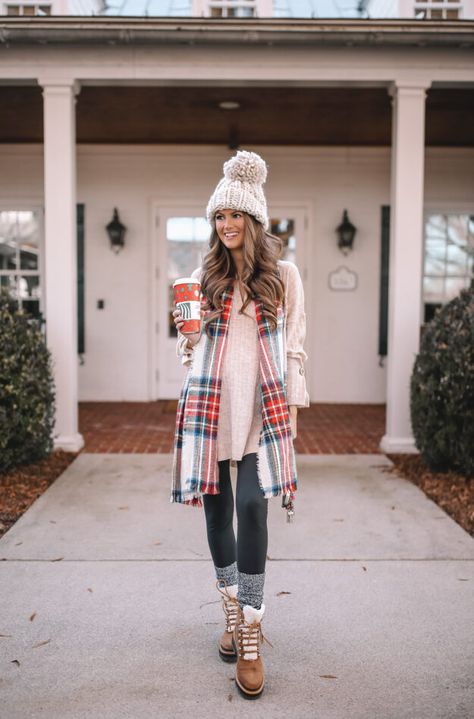 Warm Christmas Outfits, Comfy Christmas Outfits, Cozy Christmas Outfit, Southern Curls And Pearls, Hiking Boots Outfit, Christmas Outfits Women, Moda Chic, Chill Outfits, Zooey Deschanel