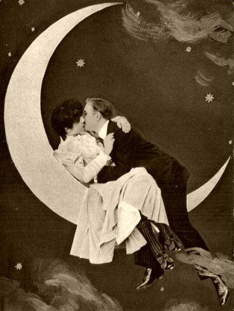 It's only a paper moon.... Often a fixture at fairs, parties and carnivals, people sat in the crescent of a smiling “paper moon,” as if lifted to the stars. A photographic phenomena primarily of the early half of the 20th century, it captivated the imagination of a world pre-Photoshop and gave many a memorable image of great times. Patron Vintage, Moon Photos, Vintage Moon, Paper Moon, Moon Photography, Sun And Stars, On The Moon, Moon Art, Vintage Love