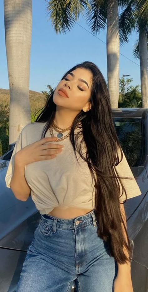 La youtuber y cantante Kenia Os llamó la atención al aparecer en tendencias de Twitter sin razón aparente; aquí el motivo del por qué tantas personas hablan de ella. ¡Da CLICK en la imagen para SABER MÁS! Models Off Duty Style, Simple Style Outfits, Ariana Grande Style, Famous Outfits, Trendy Dress Outfits, Models Off Duty, Korean Street Fashion, Photo Instagram, Model Poses