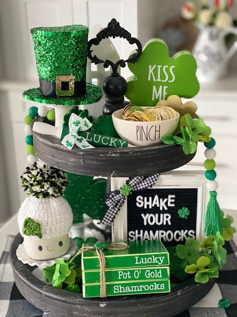 Living on Cloud Nine: TIERED TRAY FOR ST. PATRICK'S DAY Three Tiered Tray, Sant Patrick, St Patricks Decorations, Fete Saint Patrick, St Patricks Crafts, Tiered Tray Diy, St Patrick's Day Decorations, Tray Ideas, Saint Patties