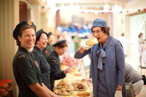 Call the Midwife Chummy Call The Midwife, Miranda Hart, Giant Cake, British Costume, Tv Clothes, Call The Midwife, British Women, What To Watch, British Tv