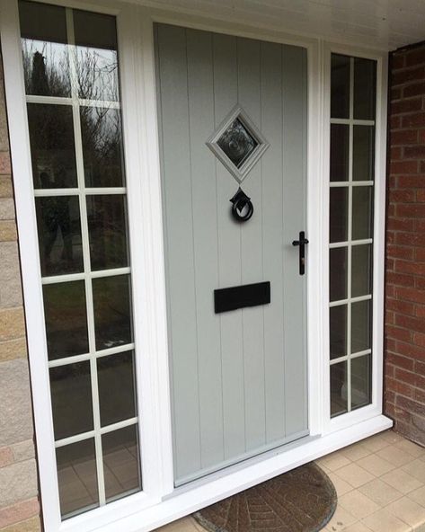 Solidor Composite Doors on Instagram: “This super stylish Solidor Flint with bullseye glass has just put the finishing touches on this home in Hull. Create your dream door using…” Door Showroom, Front Doors Uk, Victorian Front Doors, Exterior Door Designs, Cottage Front Doors, Composite Front Door, Cottage Windows, Best Front Doors, House Front Porch