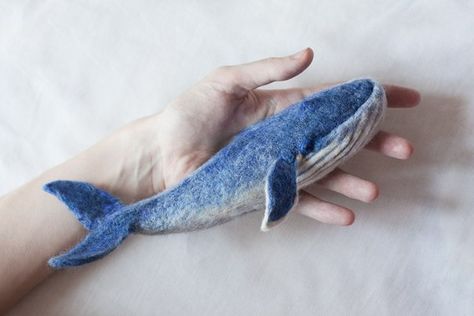 Felted Whale, Fuzzy Felt, Crafty Hobbies, Felt Fish, Felting Diy, Needle Felting Ideas, Needle Felting Diy, Felt Creations, Felt Pictures