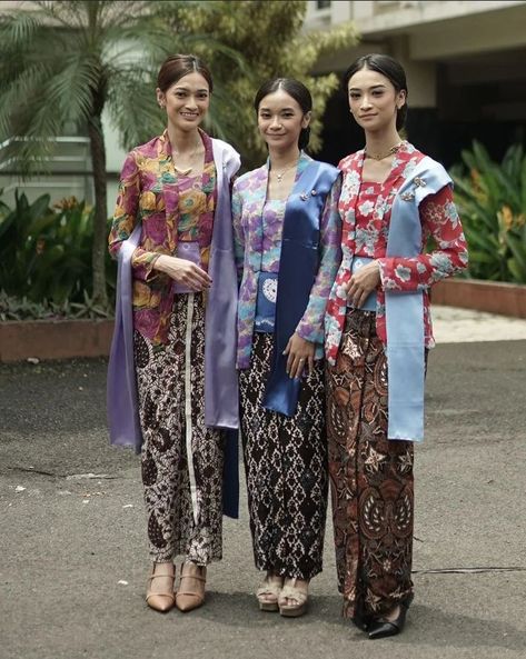 Kebaya Kutubaru Hijab, Kebaya Outfit, Ootd Kebaya, Indonesian Clothing, Model Dress Kebaya, Indonesia Traditional, Indonesian Fashion, Batik Clothing, Batik Kebaya