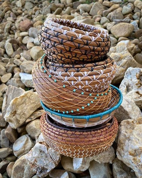 Pine Basket Weaving, Pine Needle Art, Pine Needle Basket Weaving, Pine Needle Weaving, Pine Straw Baskets, Pineneedle Baskets, Pine Needle Crafts, Sweetgrass Basket, Cabin Crafts