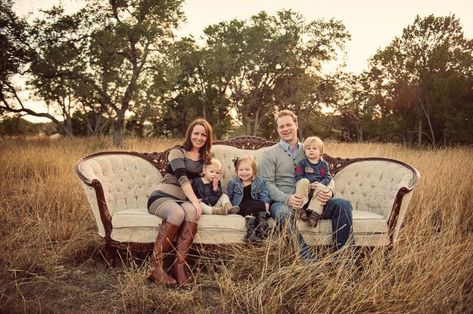 Family Photos Couch Outside, Family Pictures On Couch In Field, Couch Family Photoshoot Outdoor, Portrait Props, Couch Poses, Guy Photoshoot, Couch Photography, Christmas Couch, Husband Wife Photo