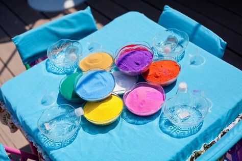 Make your own sand art. I love this activity! #arabiannights #party Princess Jasmine Party, Arabian Party, Aladdin Birthday Party, Princess Birthday Party Ideas, Princess Jasmine Birthday Party, Arabian Nights Party, Aladdin Party, Princess Jasmine Birthday, Jasmine Party