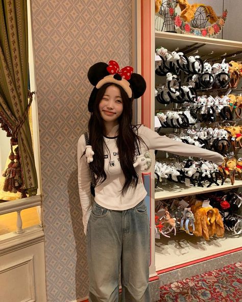 Disney Japan Outfit, Japan Disneyland Outfit, Hk Disneyland Outfit, Japan Pics, Japan Outfits, Disneyland Photos, Disney Photo Ideas, Disney Japan, Disneyland Outfits