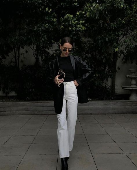 White Jeans Outfit Winter, Jess Alizzi, Wide Leg Outfit, Straight Jeans Outfit, White Jeans Winter, Straight Leg Jeans Outfits, Wide Leg Jeans Outfit, White Pants Outfit, Legs Outfit