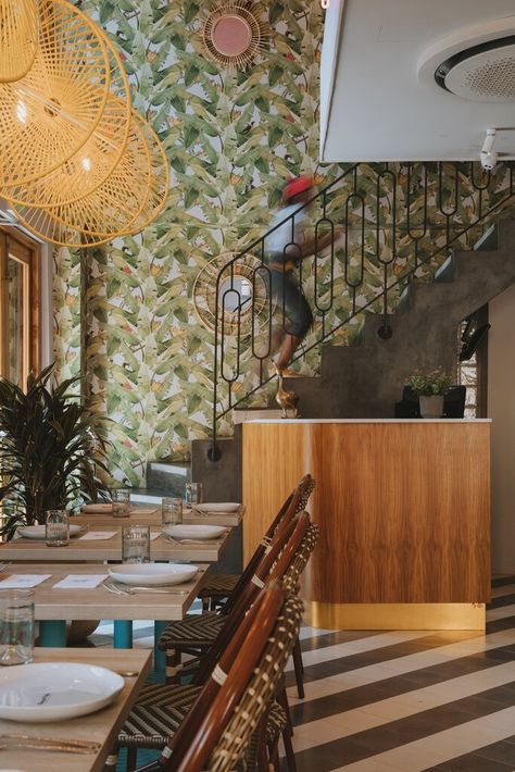 Vaissie Studio’s now-empty Cartagena spaces remind us of ‘La Fantástica’s pre-pandemic era Restaurant Bar Design Ideas, Tropical Restaurant, Restaurant Booths, Trendy Restaurant, Cork Table, Space Restaurant, Teal Tile, Bar Design Ideas, Restaurant Bar Design