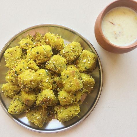 Muthiya | Doodhi Na Muthiya | Recipe for Doodhi na Muthiya | Steamed Dumplings made from Bottlegourd and Multigrain Flour. Bottlegourd Indian Recipes, Doodhi Recipe, Muthiya Recipe, Bottle Gourd Recipe, Rajasthani Recipes, Gujarati Snacks, Rajasthani Food, Indian Curries, Steamed Dumplings