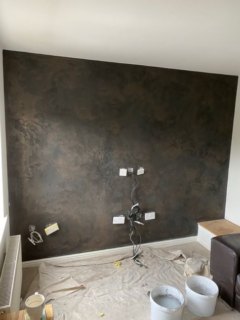 Venetian Painted Walls, Plaster Feature Wall, Venetian Plaster Wallpaper, Venetian Plaster Living Room, Microcement Wall Texture, Venetian Plaster Walls Bedroom, Venetian Plaster Bedroom, Venician Plaster Walls, Bronze Wall Paint