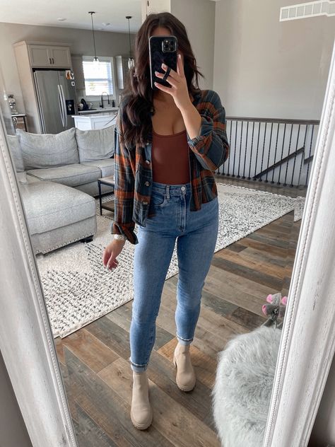 Cute Plaid Shirt Outfits, Flannel And Chelsea Boots, Retail Sales Outfits, Heather Boots Outfit, Flannel Outfit Inspiration, Style With Boots Casual Outfits, Outfits For Chelsea Boots, College Mom Outfit, Simple Cute Winter Outfits