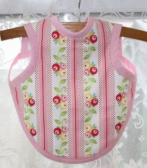 Free+Bib+Apron+Pattern | Thimbles, Bobbins, Paper and Ink: Baby bib + apron = Bapron Baby Apron Pattern, Baby Apron Bib Pattern Free, Baby Apron Pattern Free, Bib Patterns Free Printable, Baby Bib Pattern Free Printable, Diy Baby Bibs Pattern, Bib Apron Pattern, Baby Bibs Patterns Free, Baby Bib Pattern