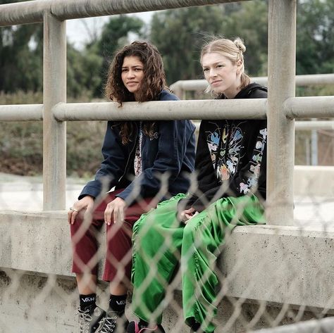 Euphoria Shifting, Zendaya Wallpaper, Rue Bennett, Euphoria 2, Maggie Cheung, Hunter Schafer, Zendaya Coleman, Female Actresses, Black Graphic Tees