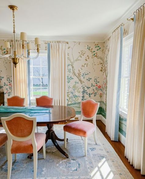 Floral Wallpaper Dining Room Ideas, Chinoiserie Wallpaper Dining Room, Victorian Homes Interior Living Room, Wallpapered Dining Room, Wallpaper Dining Room Ideas, Mural Dining Room, Southern Dining Room, Before And After Dining Room, Chinoiserie Dining Room