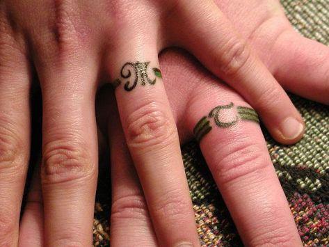 Cute and Discreet Finger Tattoos Designs Nerdy Wedding Rings, Tatoo Ring, Wedding Ring Pics, Wedding Ring Finger Tattoos, Ring Tattoo Designs, Wedding Band Tattoo, Tattoo Band, Ring Tattoo, Wedding Ring Finger