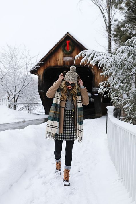 8 tricks to make your outfits warmer – Bits of Life Alaska Outfits, Snow Day Outfit, Winter Outfits Snow, Plaid Skirt Outfit, Blair Eadie, Preppy Winter, Ootd Winter, Winter Skirt Outfit, Winter Outfits Cold