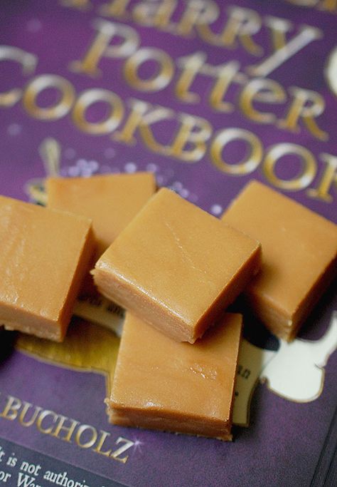 Harry Potter’s treacle fudge Treacle Fudge, Fudge Harry Potter, Butterbeer Fudge, Dessert Recipies, Harry Potter Food, Food Blogs, Food Trends, Day By Day, Fudge Recipes