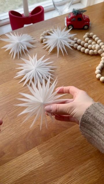 Baking Paper Craft, Tissue Paper Stars, Parchment Paper Snowflakes, Scandinavian Christmas Decorations Diy Paper Stars, Nordic Paper Star Diy, Christmas Stars Decoration, Christmas Decoration Diy Ideas, Paper Star Crafts, Diy Paper Stars Christmas