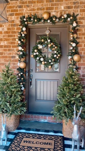 Christmas Fromt Door Garland, Front Door Christmasdecor, Christmas Garland Around Door Frame, Christmas Door Decorations Apartment, Door Frame Christmas Decorations, Small Front Door Christmas Decor, Front Porch Christmas Tree Ideas, Christmas Outdoor Decor Ideas Entryway, Front Porch Xmas Decorating Ideas