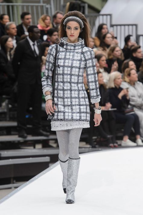 Chanel Fall 2017 Collection Fall Outfits Skirts Modest, Chanel Fall 2017, Paris Fashion Week Chanel, Camille Hurel, Winter Outfits College, Fall Outfit With Boots, Fall Outfits 2018, Winter Skirt Outfit, Moda Paris