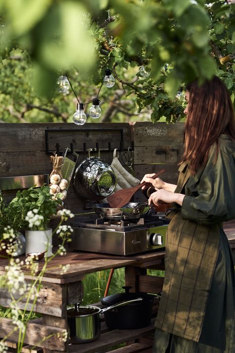 A simple DIY outdoor kitchen with pallets Rustic Outdoor Cooking, Simple Outdoor Kitchen, Rustic Outdoor Kitchens, Outdoor Camping Kitchen, Euro Pallets, Backyard Seating Area, Outdoor Sinks, Outdoor Patio Space, Outdoor Kitchen Patio