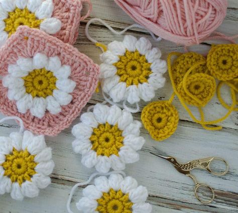 Crochet Puff Daisy, Crochet Daisy Bag, Crochet Flowers Pattern, Daisy Afghan, Crochet Hook Sizes Chart, Bobble Stitch Crochet Blanket, Faux Braid, Daisy Square, Daisy Granny Square