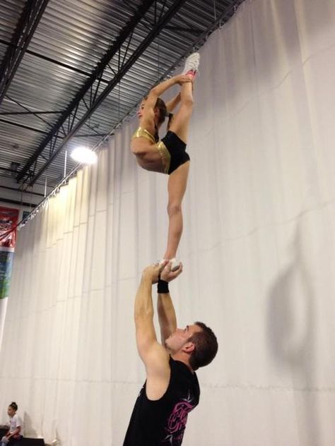 #cheer #cheerleading #stunt #sport Partner Stunts Cheerleading, Partner Stunts, Cheer Stunting, Cheer Couples, Cheerleading Stunts, Cheer Leading, Cheerleading Stunt, Cheer Poses, Cheer Practice