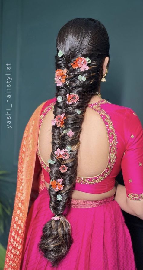 Open Hair Design, French Plates Hairstyles Indian, Traditional Braids Hairstyles Indian, Lotus Hairstyle, Mehendi Hairstyles, Side Braid Wedding, Open Hairstyle, Hair Styles Simple, Simple Bridal Hairstyle