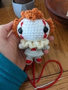 Clown Crochet Pattern, Crochet Halloween Patterns Free, Eyes Crochet, Crochet Queen, Stephen Kings, Balloon Pattern, Hair Yarn, Horror Dolls, Bee Sweet