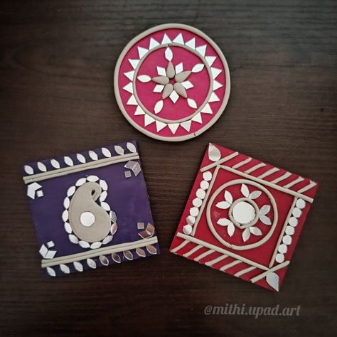 MDF based Fridge magnets DIY Lippan Art Fridge Magnet, Mdf Fridge Magnets Diy, Minakari Painting, Fridge Magnets Diy, Marriage Games, Magnets Diy, Circle Crafts, Keychain Display, Diwali Decorations At Home