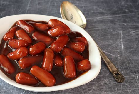 Crock pot nippy franks will be an instant hit. The delicious little appetizer cocktail wieners are made with a spirited bourbon barbecue sauce mixture. Holidays Snacks, Cocktail Franks, Bourbon Barbecue Sauce, Hot Dog Appetizers, Franks Recipes, Appetizer Cocktail, Cocktail Wieners, Southern Appetizers, Smoked Sausages