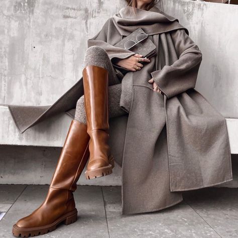 Sasha Simón • LolaRio/Style on Instagram: “Deeply layered 🤎” Caramel Boots Outfit, Zara Flats, Flat Leather Boots, Knee High Boots Flat, Zara Leather, Tall Leather Boots, Zara Shoes, Knee High Leather Boots, Zara Women