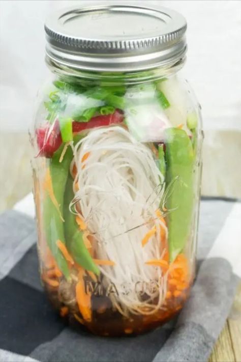 It’s the time of the year that everyone can appreciate a good soup in a jar recipe. You can’t go wrong with this Mason Jar Asian Noodles Soup recipe either. Super simple to toss together, then when you’re just about ready to enjoy it, just add water and let it steep to bring all the Asian flavors together in this fine soup in a jar recipe. Soup In A Jar Recipe, Mason Jar Noodles, Jar Noodles, Noodle Jar, Mason Jar Snacks, Mason Jar Soup, Mason Jar Meal Prep, Asian Soup Noodle, Mason Jar Recipe