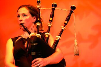 Julie Fowlis on the bagpipes! Julie Fowlis, Loreena Mckennitt, Celtic Woman, Bagpipes, Latest Music, Her Music, Just Love, Love Her, Jam