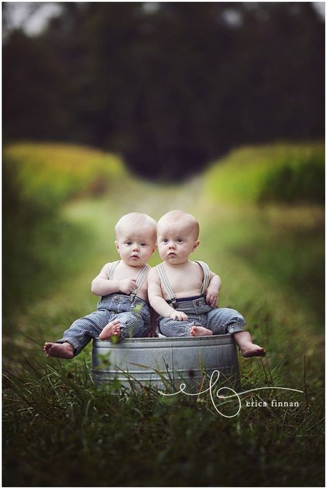 Twin One Year Photoshoot, 6 Month Twin Photoshoot, Tub Photoshoot, Twin Babies Pictures, Twin Baby Photography, Twin Baby Photos, Twins Photography, Tin Bath, Twins Posing