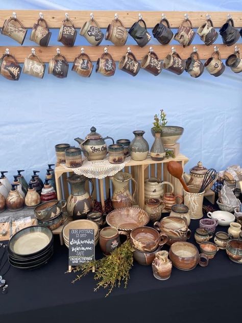 Pottery Vendor Display, Ceramic Booth Display, Farmers Market Booth Display, Pottery Display Ideas, Market Displays Booth Ideas, Ceramics Display, Pottery Booth Display, Artist Booth, Bazar Ideas