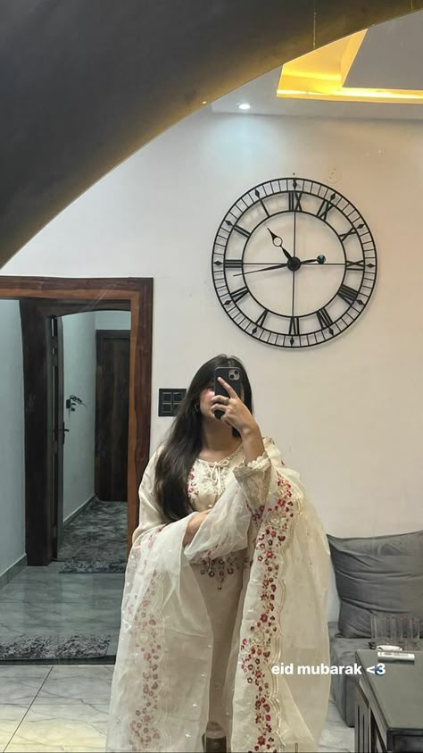 Eid Shopping, Pakistani Aesthetic, Chola Style, Hijab Style Tutorial, Beautiful Casual Dresses, Stylish Dpz, Desi Fashion Casual, Pakistani Fancy Dresses, Pakistani Fashion Party Wear